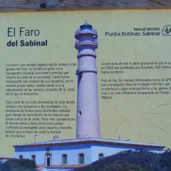 El Faro del Sabinal, un faro histórico en Punta Entinas Sabinar, guía a los navegantes. A pesar de la tecnología, sigue siendo una referencia esencial.