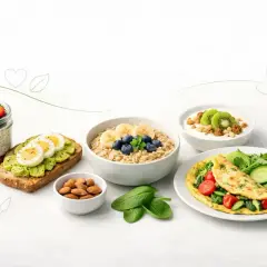 Zdrowe i fit śniadanie: owsianka z owocami, tosty z awokado i jajkiem, jogurt z kiwi, omlet z warzywami i migdały.