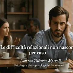 Uomo pensieroso in primo piano, mentre sullo sfondo una coppia discute animatamente. Le difficoltà relazionali possono colpire anche adulti che non hanno mai avuto una relazione.