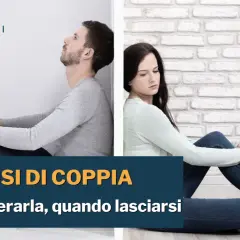 Coppia seduta schiena contro schiena, simbolo di una crisi di coppia. Testo: "Crisi di coppia: come superarla, quando lasciarsi".