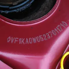 Na czerwonym elemencie karoserii widoczny jest wybity numer VIN: OVF1KAOW05237011719.