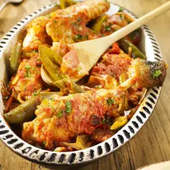 Un plat de poulet basquaise appétissant, préparé au Cookeo, garni de poivrons verts et d'une sauce tomate savoureuse.