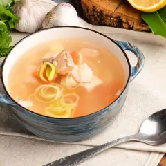 Prawdziwa zupa rybna z głów, pełna kawałków ryby, warzyw i aromatycznych przypraw. Idealna na chłodne dni.
