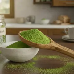 Polvere di moringa su un cucchiaio di legno, con un barattolo e una ciotola pieni. Scopri le incredibili moringa proprietà per il tuo benessere.