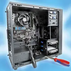 Ein offener PC-Tower mit Schraubendreher und Zange, bereit, einen alten PC als Server zu nutzen.