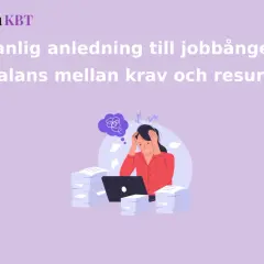 En kvinna med jobbångest sitter vid en dator omgiven av högar med papper.