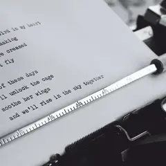 Wiersz o nocy, pisany na maszynie, opowiada o uwolnieniu skrzydlatego serca.