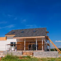 Ile kosztuje budowa domu parterowego 120m2? Sprawdź ceny i oszczędności