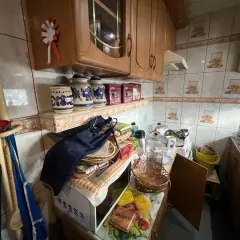 Kuchnia w stylu retro, gdzie chorobliwe bałaganiarstwo tworzy artystyczny nieład. Słoje, fartuch, koszyki i sprzęty kuchenne tworzą chaotyczną, ale swojską atmosferę.