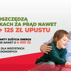 Uśmiechnięta rodzina z dzieckiem patrzy na laptopa, obok tekst o oszczędnościach na prądzie.