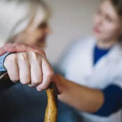 Jak załatwić opiekunkę z MOPS: krok po kroku do pomocy dla seniora