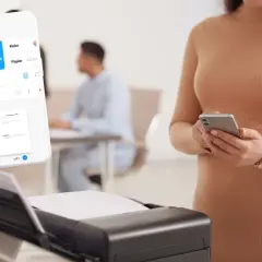 Kobieta trzyma telefon, na którym widać ekran z opcjami drukowania. Pokazuje, jak drukować z telefonu na drukarkę, wybierając drukarkę i ustawienia.