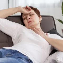 Uderzenia gorąca w menopauzie: Jak sobie radzić? Skuteczne metody