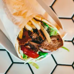 Pyszny kebab z mięsem, frytkami, warzywami i sosem. Zastanawiasz się, ile kalorii ma kebab?