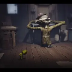 Mała dziewczynka w żółtym płaszczu ukrywa się przed potworem w mrocznym pokoju. Scena z gry survival horror.