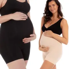 Dos mujeres embarazadas muestran ropa premamá. Descubre cuándo usar ropa premamá para mayor comodidad y soporte.