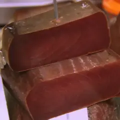 Bloques de atún de arena curado, con su carne rojiza y veteada, listos para ser degustados.