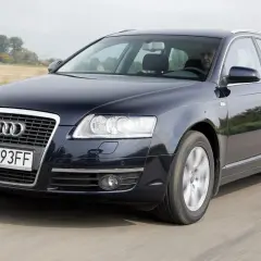 Ciemnogranatowe Audi A6 C6 2.7 TDI Avant w ruchu, z widocznym kierowcą i polskimi tablicami rejestracyjnymi.