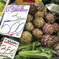 Frische Artischocken von Sardinien, die Frage "wie schmeckt Artischocke" wird durch ihren erdigen, leicht nussigen Geschmack beantwortet.