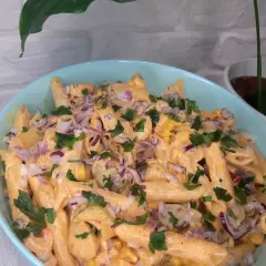 Pyszna sałatka gyros z makaronem penne, kukurydzą, czerwoną cebulą i natką pietruszki w kremowym sosie.