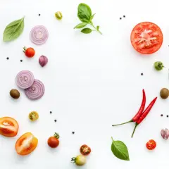 Składniki na pizzę: pomidory, cebula, czosnek, papryczki chili, oliwki, bazylia i pieprz. Idealne zioła do pizzy!