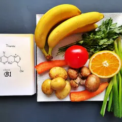 Banane, arance, patate e carote: una selezione di frutta e verdura ricca di vitamina B1, essenziale per il nostro benessere.
