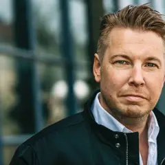 Fredrik Backman, författaren bakom succéromaner, poserar för en bild som skulle kunna pryda hans fredrik backman blogg.