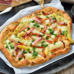 Pyszna pizza ze szparagami i boczkiem, posypana świeżą natką pietruszki. Idealna na wiosenny obiad.