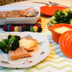Lax med broccoli och en enkel hollandaisesås. En härlig måltid som är lätt att laga.