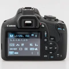 Tył aparatu Canon z widocznym ekranem LCD pokazującym ustawienia manualne (M), czas 1/1250s, przysłonę F8.0, ISO i inne parametry. Dowiedz się, jak dobrze ustawić aparat Canon.