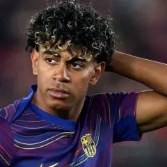 Lamine Yamal z FC Barcelony, zmartwiony po kontuzji, trzyma rękę za głową.