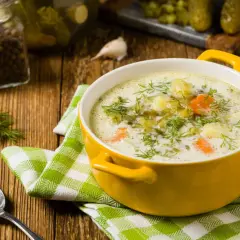 Jakich przypraw unikać w zupie ogórkowej? Tradycyjny smak