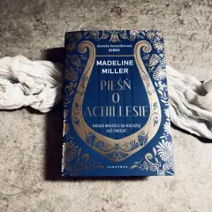Piękna okładka "Pieśni o Achillesie" Madeline Miller, jednej z tych książek, które wciągają bez reszty.