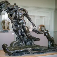 Dynamiczne dzieła Camille Claudel: walka postaci, jedna wyciąga ręce do drugiej.