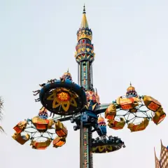 Kolorowa karuzela w Kopenhadze, idealna na atrakcje dla dzieci. Wesołe miasteczko oferuje mnóstwo zabawy.