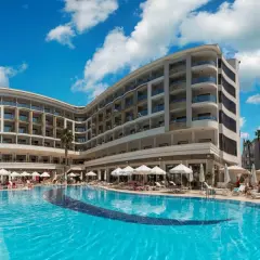 Basen i hotel z tarasami, idealne miejsce na wakacje. Sprawdź opinie o Golden Rock Beach Hotel!