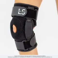 Czarny stabilizator kolana z logo "LS LINE SPORT" zapewnia wsparcie i stabilizację.