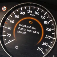 Kontrolka silnika świeci się, informując o usterce i trybie awaryjnym (limp mode). Samochód wymaga kontroli.