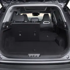Maletero abierto de un coche, mostrando su gran capacidad. Las medidas ebro s700 son ideales para viajes largos.