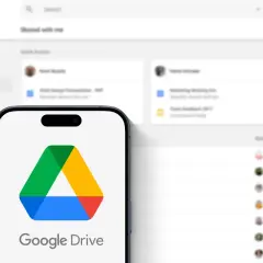 Telefon z logo Google Drive na ekranie, w tle interfejs usługi.