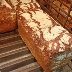 Chleb krojony w Biedronce, świeży i pachnący, idealny na kanapki. Zastanawiasz się, ile kosztuje chleb krojony w Biedronce?