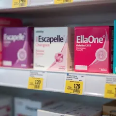 Na półce aptecznej widać opakowania tabletek "EllaOne" i "Escapelle". Cena za tabletkę "EllaOne" to 120 zł.