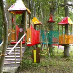 Park linowy Rewal - emocjonujące atrakcje i niezapomniane przygody