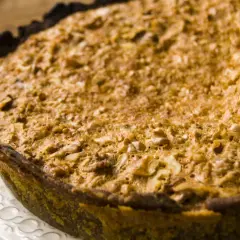 Tarta de nueces dorada y crujiente, lista para disfrutar.
