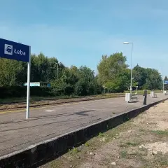 Stacja kolejowa Łeba. Zastanawiasz się, ile mieszkańców ma Łeba? To urokliwe miasto nad Bałtykiem.