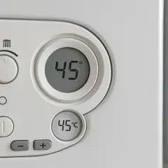Panel sterowania pieca gazowego pokazuje, że jaka temperatura wody na piecu gazowym wynosi 45°C.