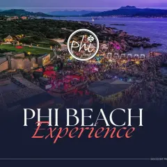 Un'affollata festa al Phi Beach, con luci, musica e gente che balla sulla costa rocciosa al tramonto.