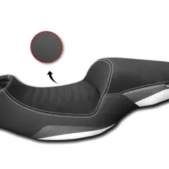 Selle personalizzate per moto, con finitura antiscivolo e cuciture a contrasto. Dettaglio ingrandito del materiale.