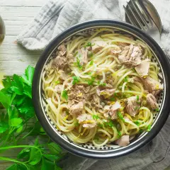 Spaghetti z tuńczykiem: Idealny obiad w 20 min? Sprawdź przepis!