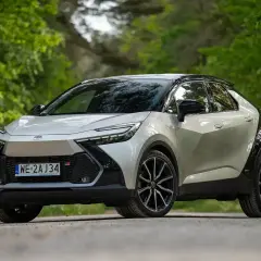 Nowy Toyota C-HR GR Sport w białym kolorze, z czarnym dachem, prezentuje się dynamicznie. Idealny do miasta, a jego niskie **toyota chr spalanie** zachwyca.